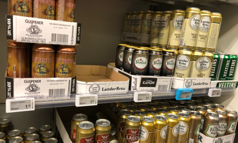 Halve literblikken bier in het schap